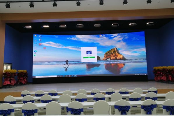 舞臺背景大屏使用LED屏好，還是拼接屏好？