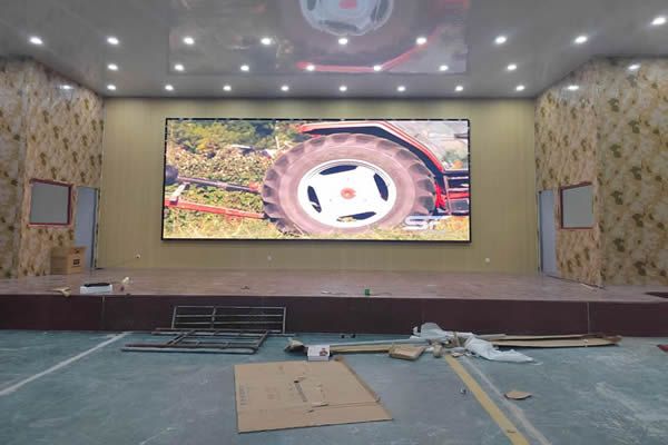 學(xué)校報告廳一般用哪種顯示大屏？