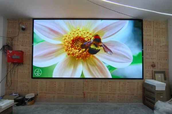 展廳使用投影機好還是LED顯示屏好，這兩種顯示大屏有什么區(qū)別