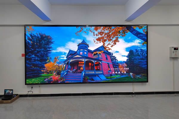 液晶拼接屏和LED顯示屏那個(gè)直播效果好？