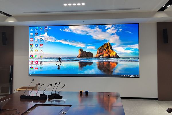 p1.53全彩led顯示屏適合在會(huì)議室開會(huì)使用嗎？