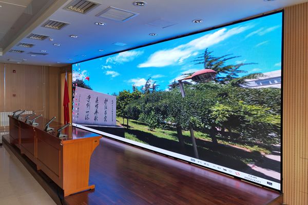 6米寬10米長的會議室，做多大尺寸的LE顯示屏合適？